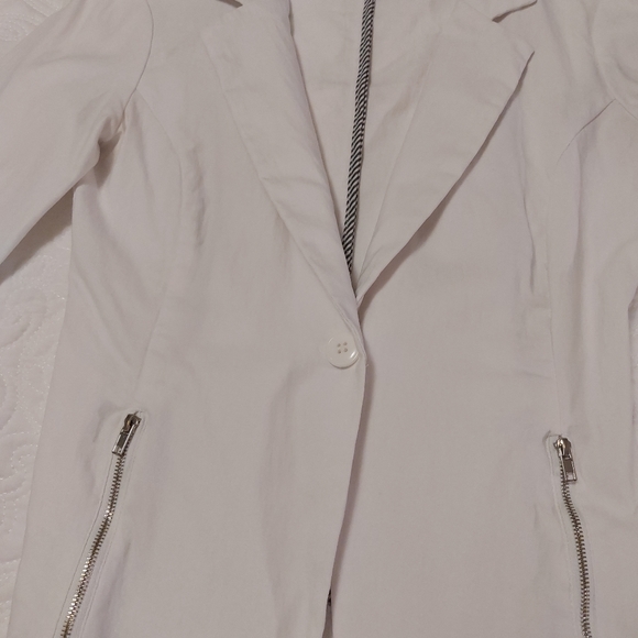 White blazer ○ with zipper pockets + striped cuffs - Picture 5 of 6